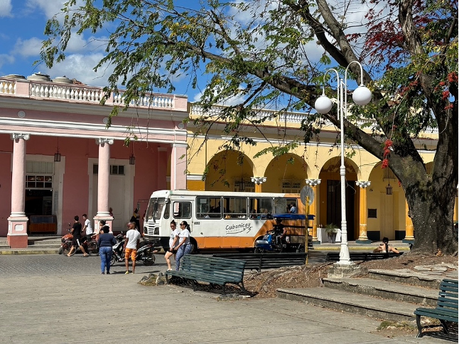 Mensen op plein met bus.
